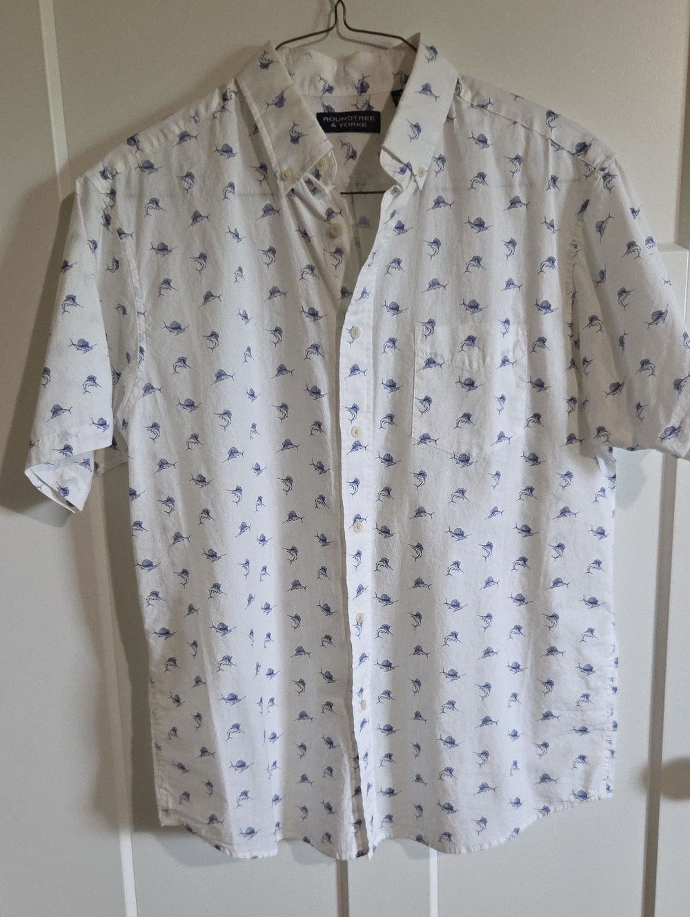 Roundtree & Yorke White Short-Sleeve Button-Down Shirt with Blue Fish Print